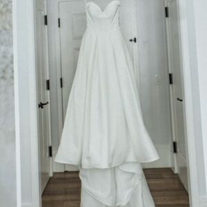 Elegant Creamy White Wedding Dress